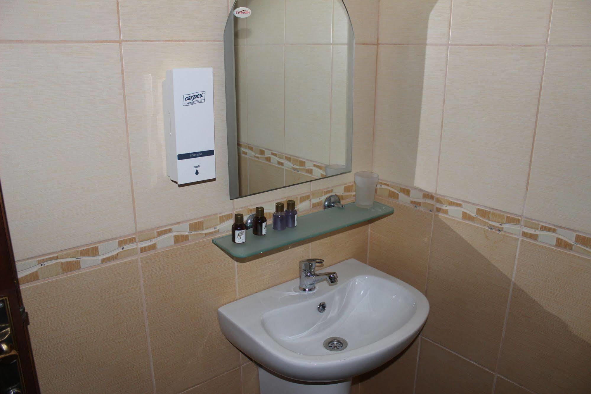 Adonis Hotel 3*